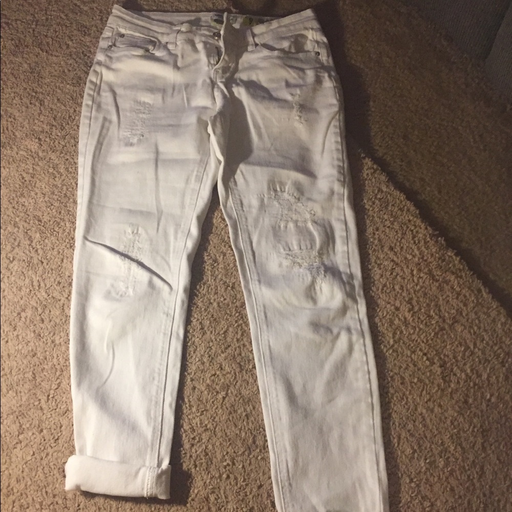 White distressed jeans with stretch.